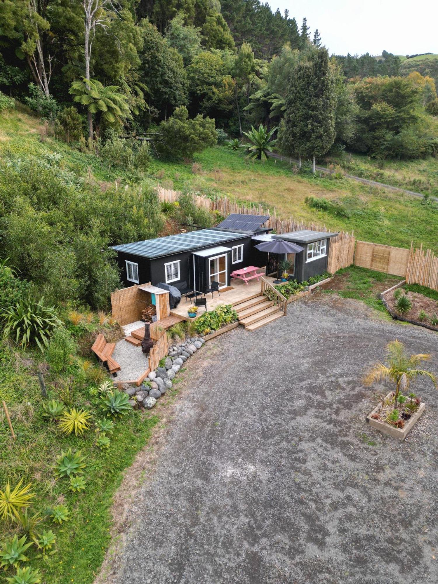Kaitake Kabana - Unique, Off-Grid, Studio Retreat Oakura Exterior photo